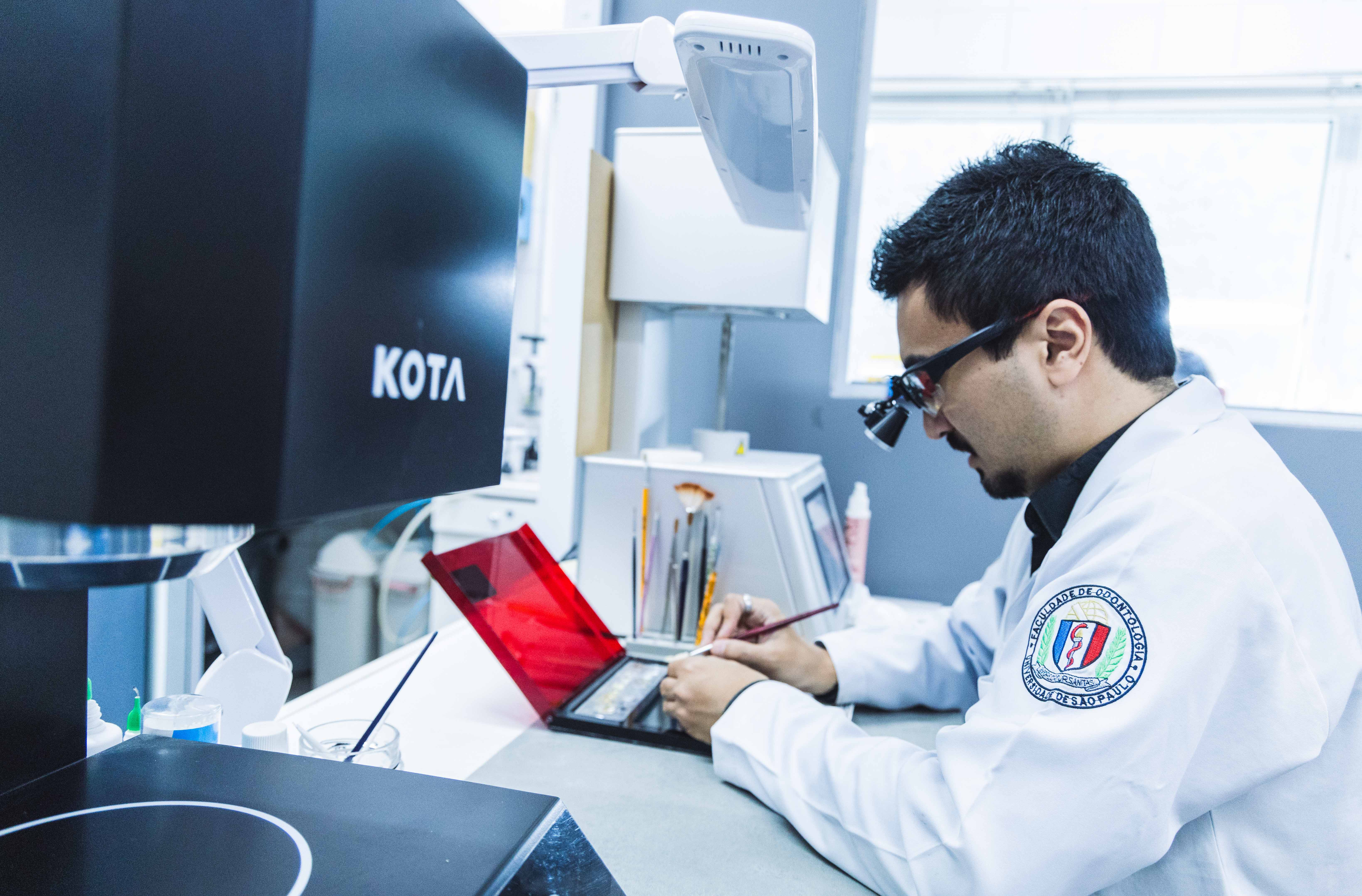 Técnico de laboratório IEM trabalhando em prótese dental