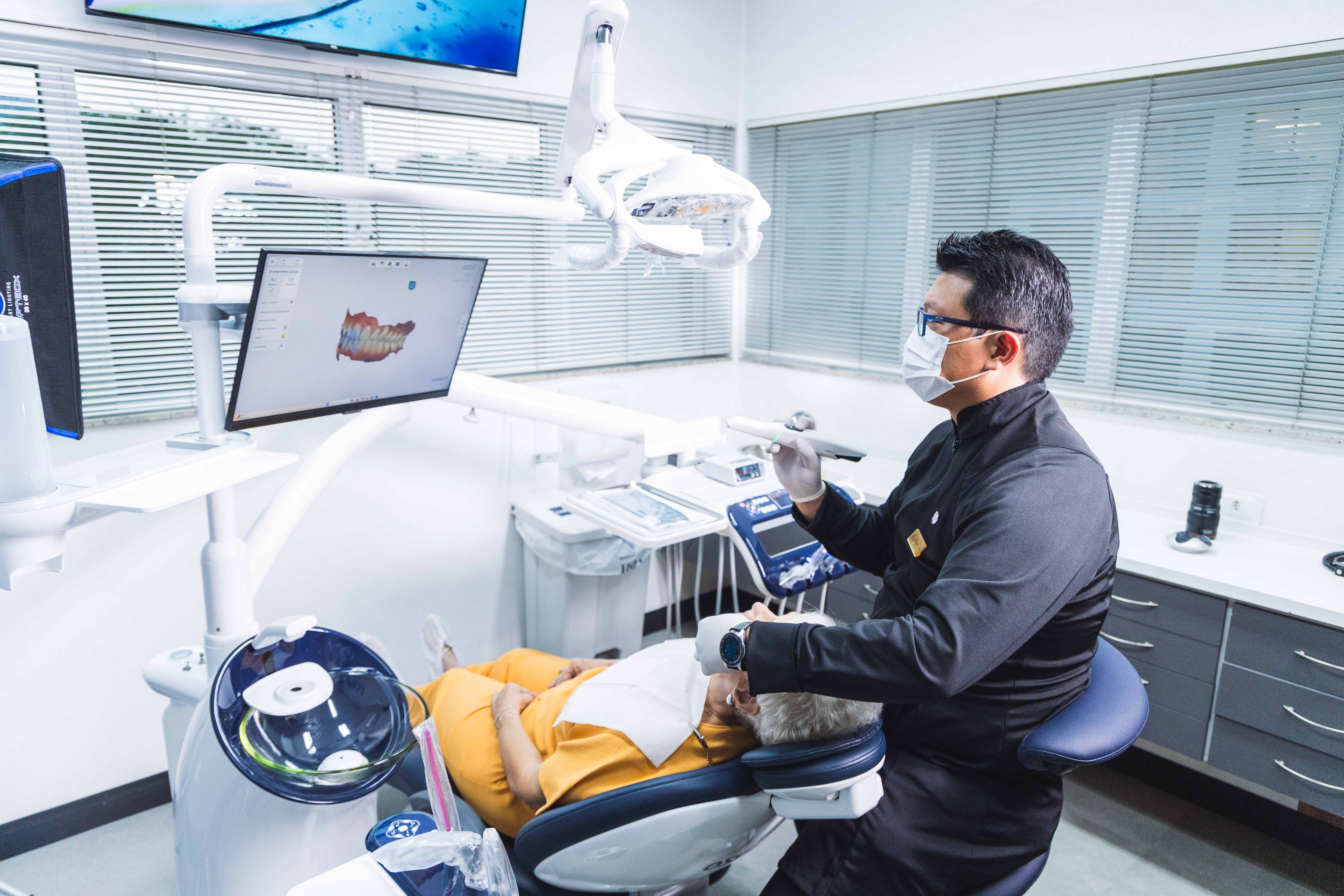 Dentista IEM utilizando scanner intraoral e tecnologia 3D em paciente